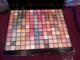 Paleta de sombras com 154 cores da Gianni Rotti
